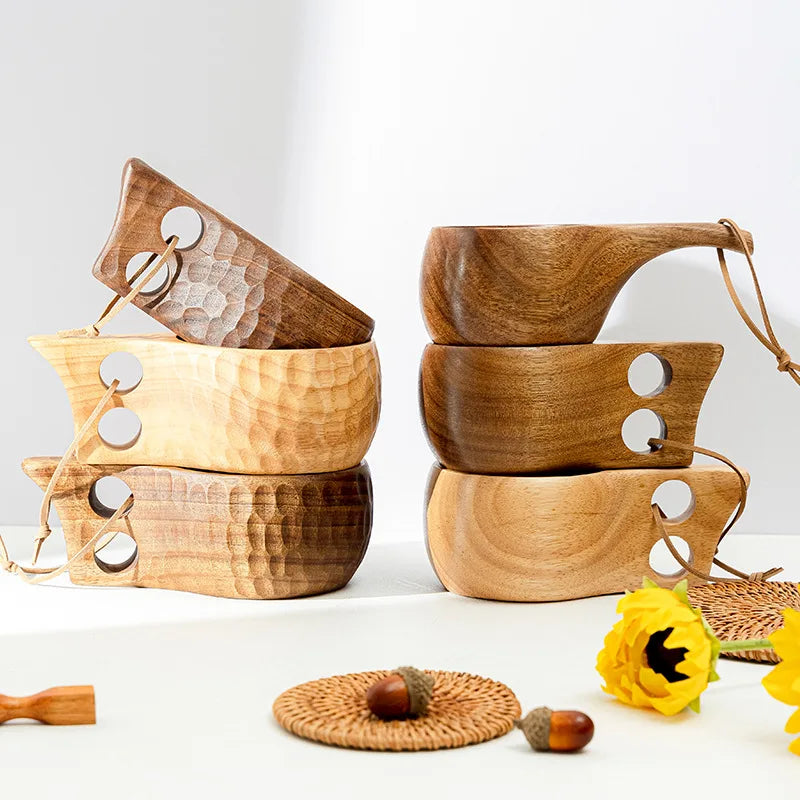 Mug en bois sculpté nordique traditionnel