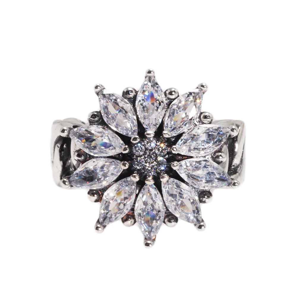 The North Star Ring in 925 Sterling Silver and Zircon Stones